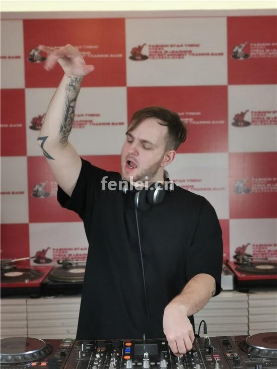 DJ打碟学校 专业正学娱乐 DJ打碟培训